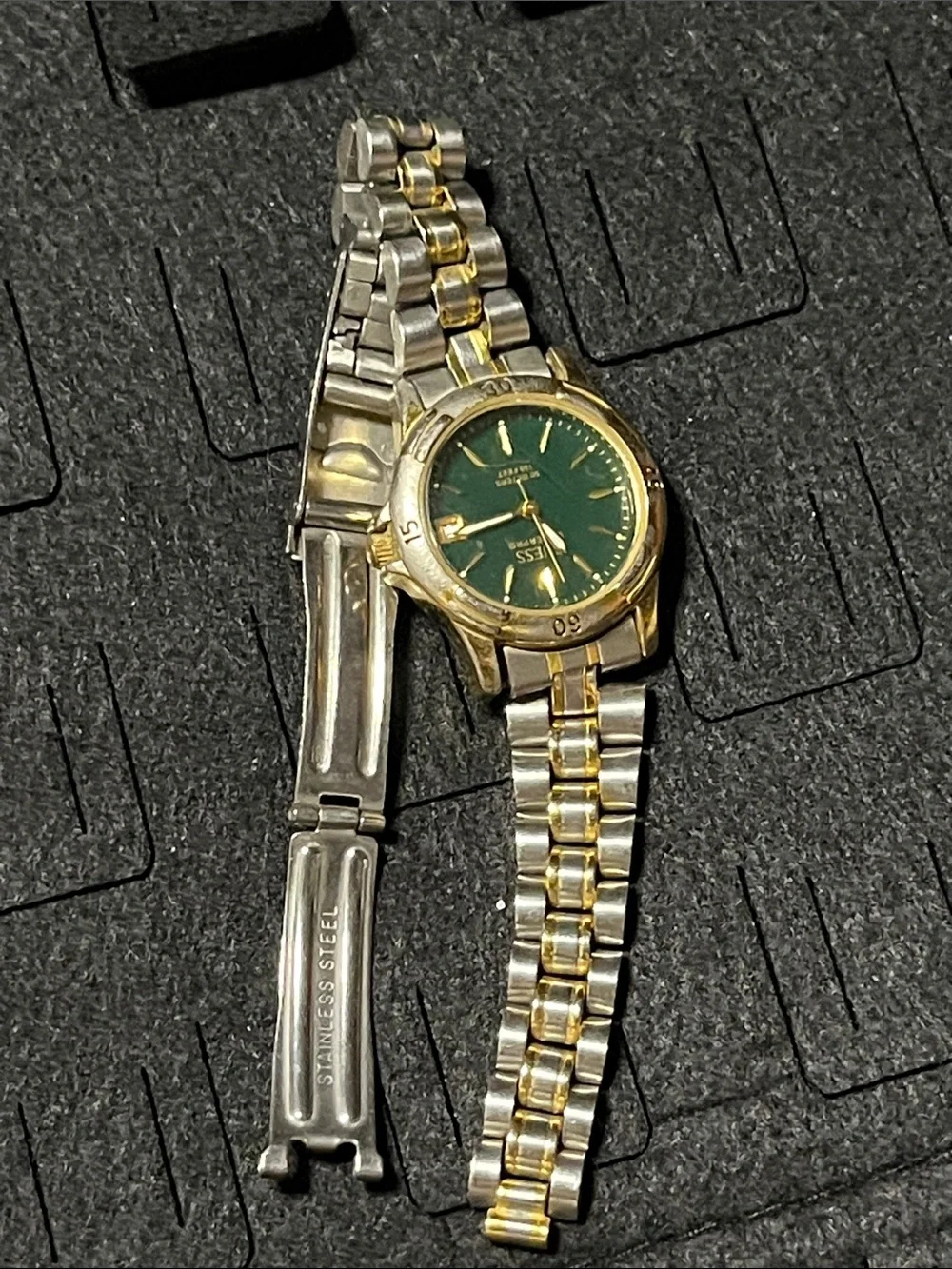 Guess women watch